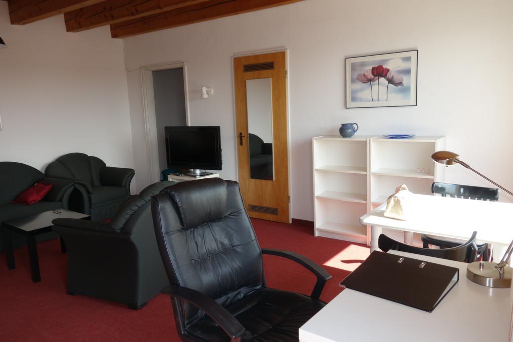 Tolstov-Hotels Big Room Apartment With Balcony